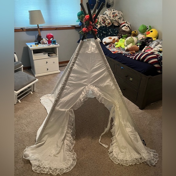Girl’s White Teepee with Brown Poles - Picture 1 of 1